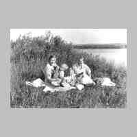 011-0141 Im Sommer 1938 mit den Kindern und mit Marie-Agnes von Herff am Pregel.jpg